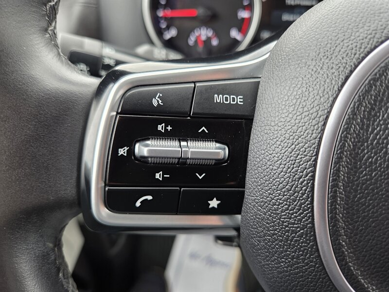 Used 2024 Kia Carnival LX FWD image 17