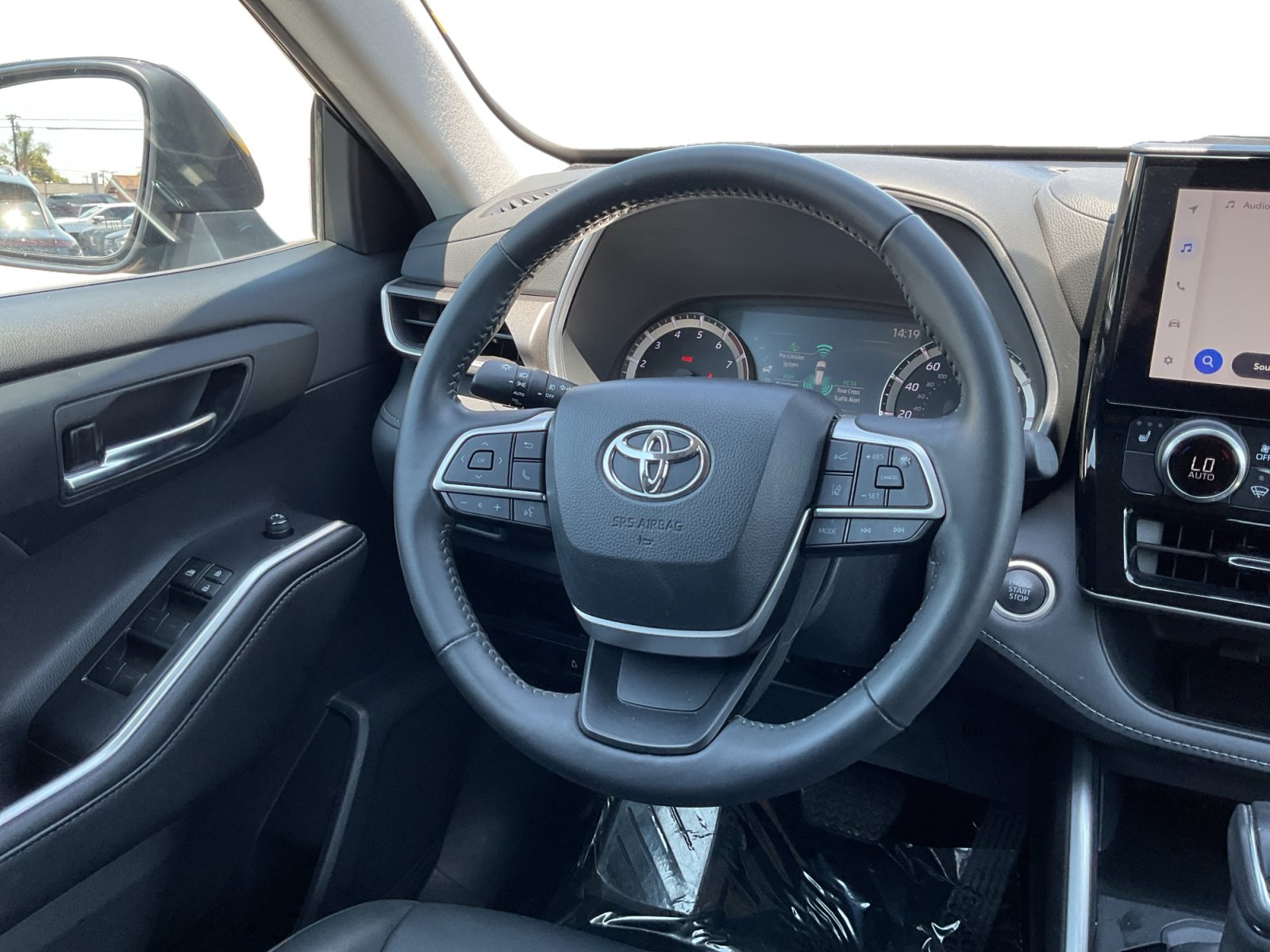 Used 2024 Toyota Highlander XLE FWD image 11