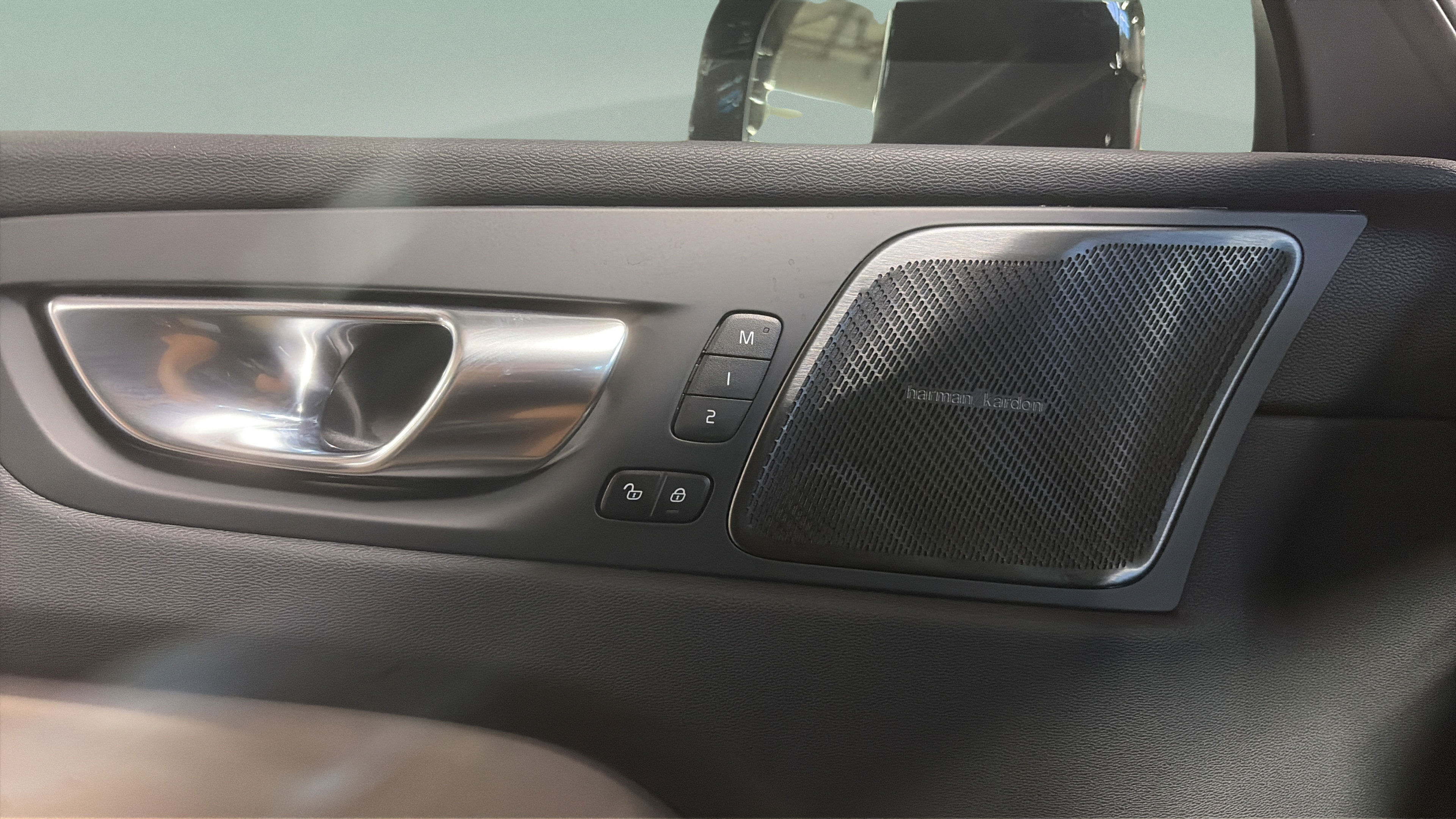 New 2027 Volvo XC60 B5 Plus AWD/4WD image 18