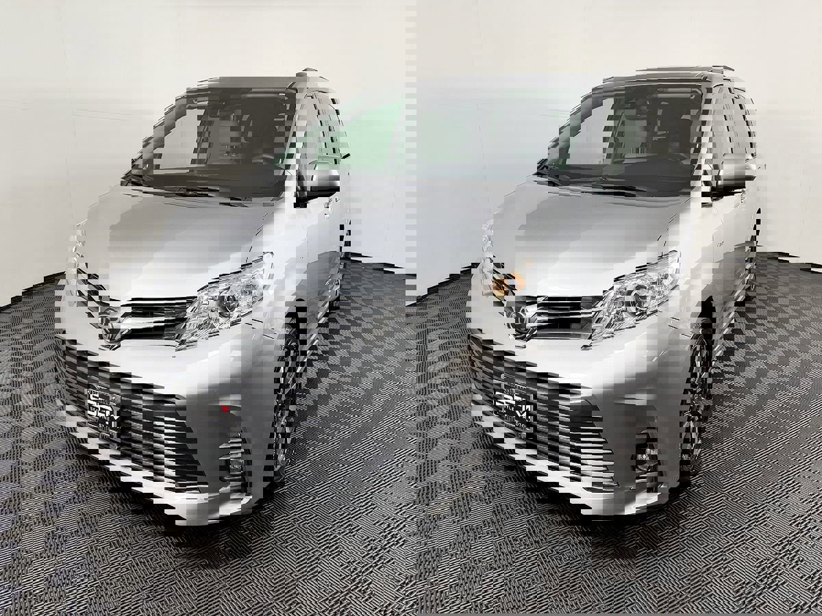 Used 2018 Toyota Sienna XLE w/ XLE Navigation Package AWD/4WD image 3