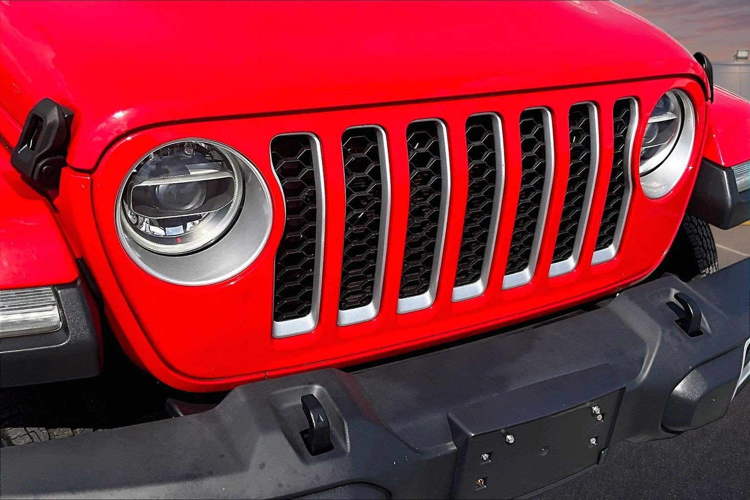 Used 2020 Jeep Gladiator Overland w/ LED Lighting Group AWD/4WD image 28