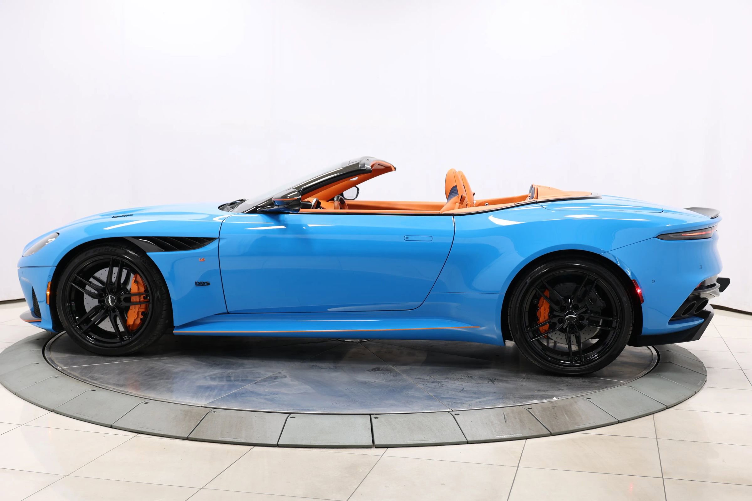 Used 2022 Aston Martin DBS Superleggera Volante RWD image 10