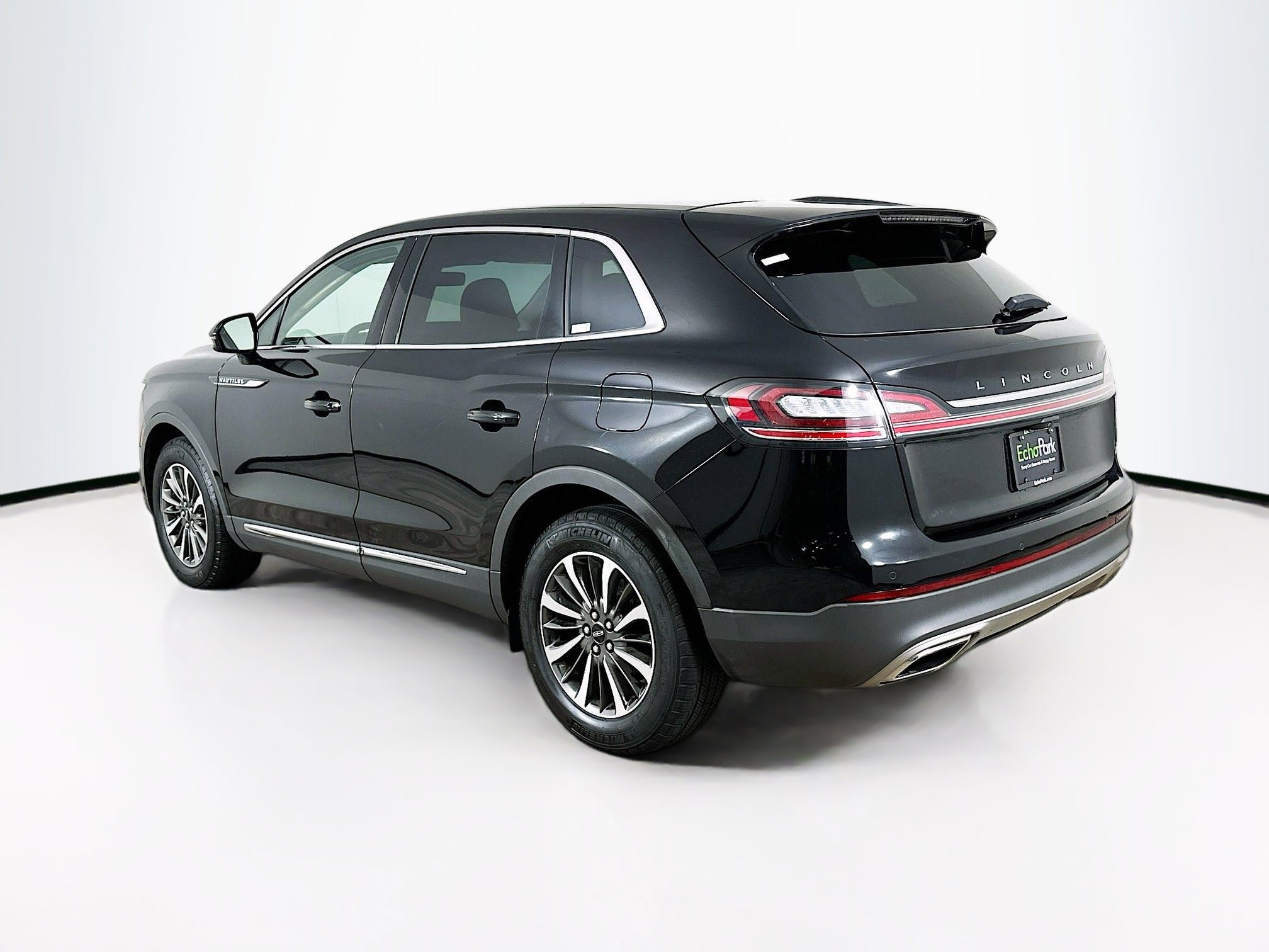 Used 2023 Lincoln Nautilus FWD w/ Premium Package image 5