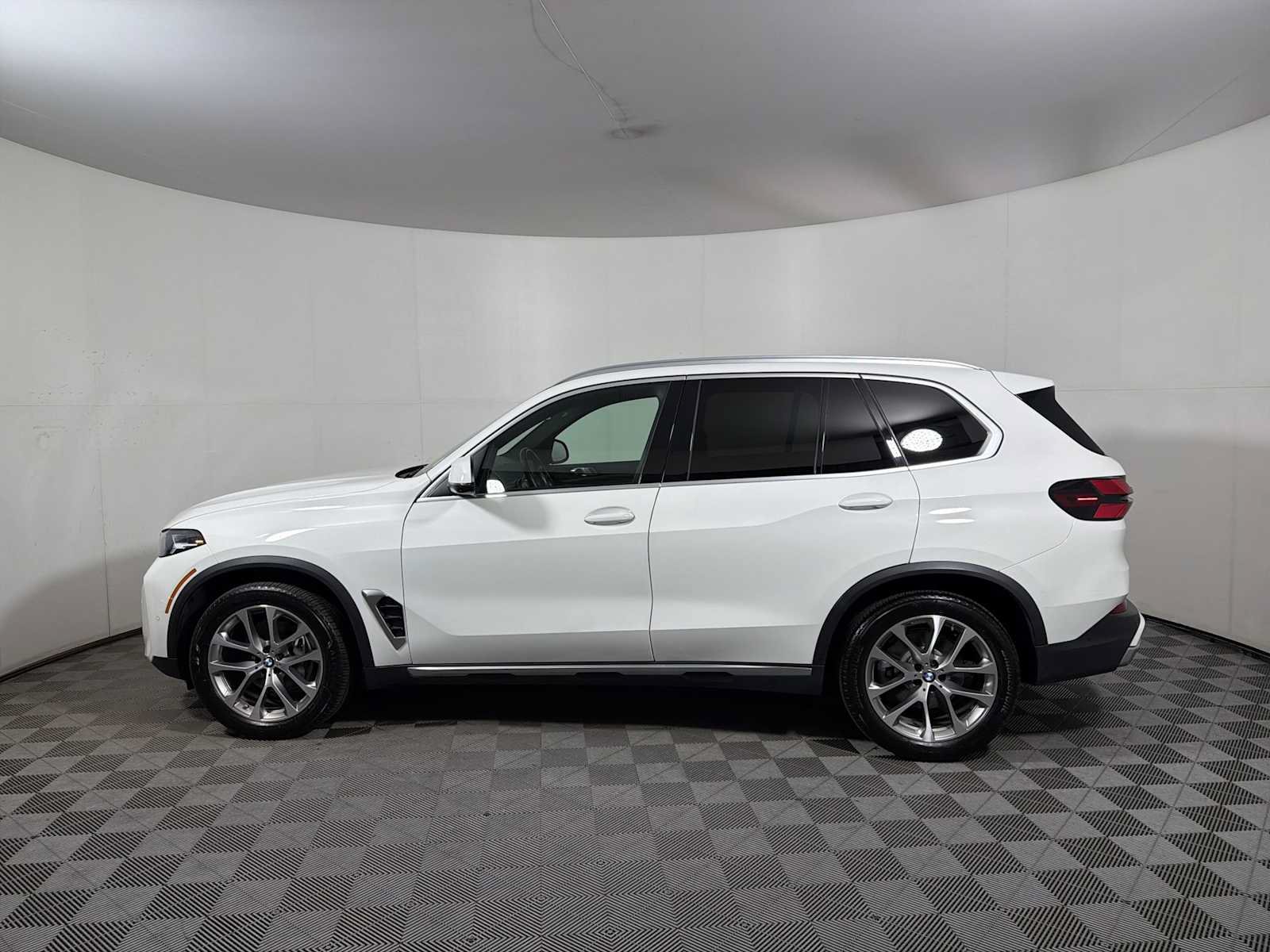 Used 2024 BMW X5 xDrive40i w/ Parking Assistance Package AWD/4WD image 4
