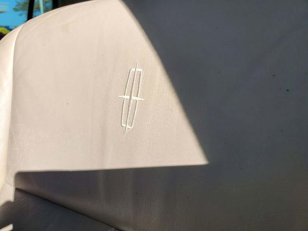 Used 2006 Lincoln Town Car Signature Limited image 20