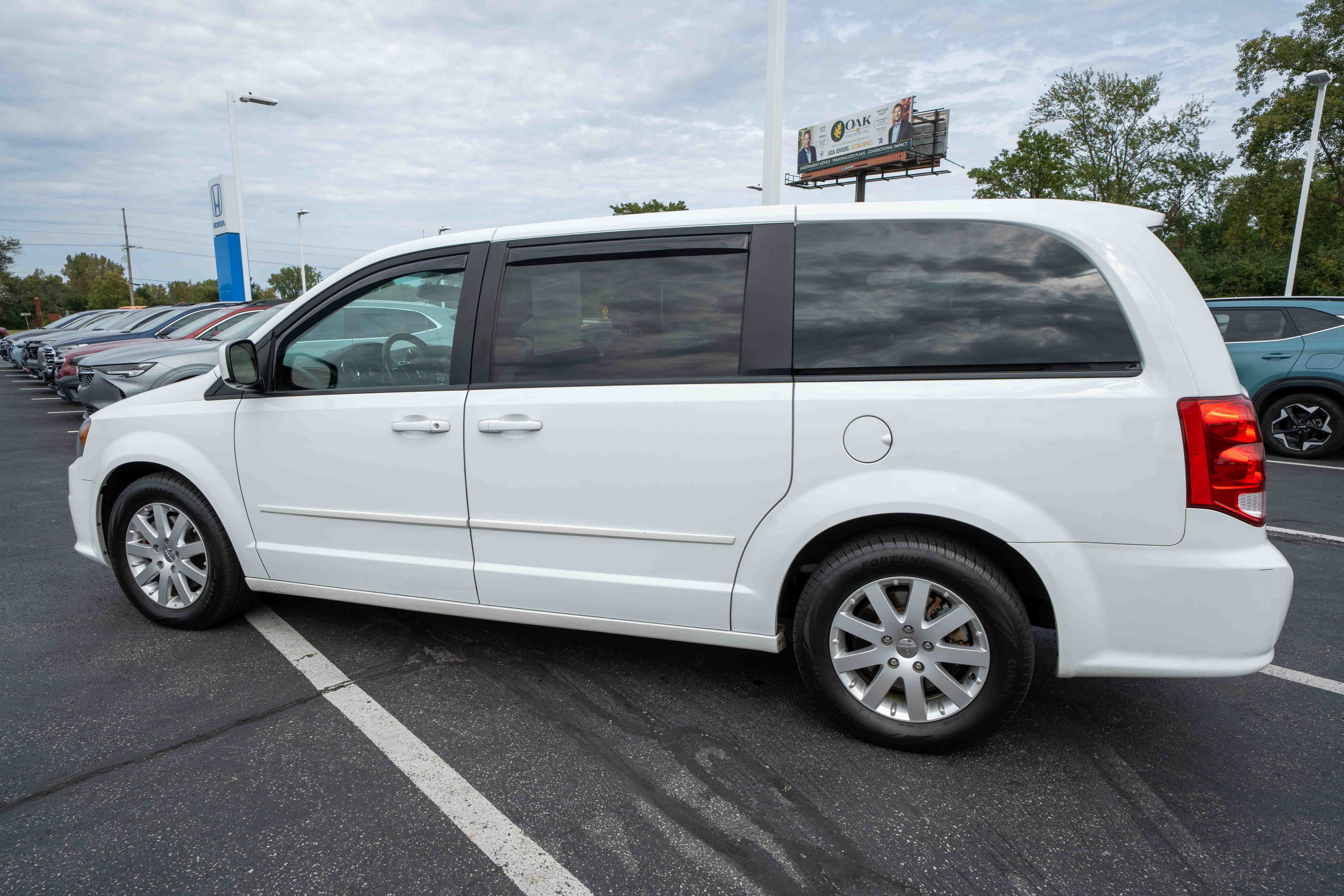 Used 2016 Dodge Grand Caravan SE FWD image 4