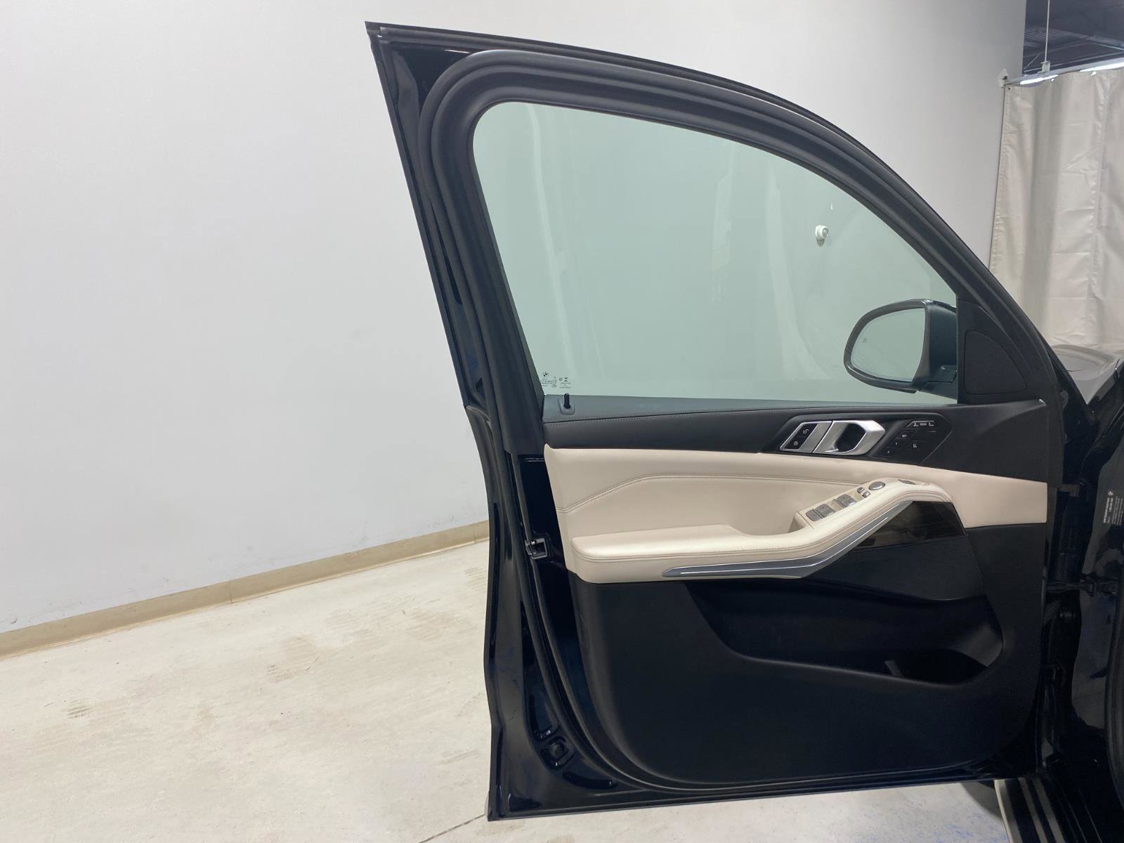 Certified 2023 BMW X7 xDrive40i w/ Climate Comfort Package image 23