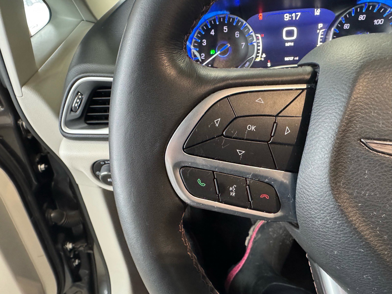 Used 2020 Chrysler Pacifica Touring-L Plus image 27