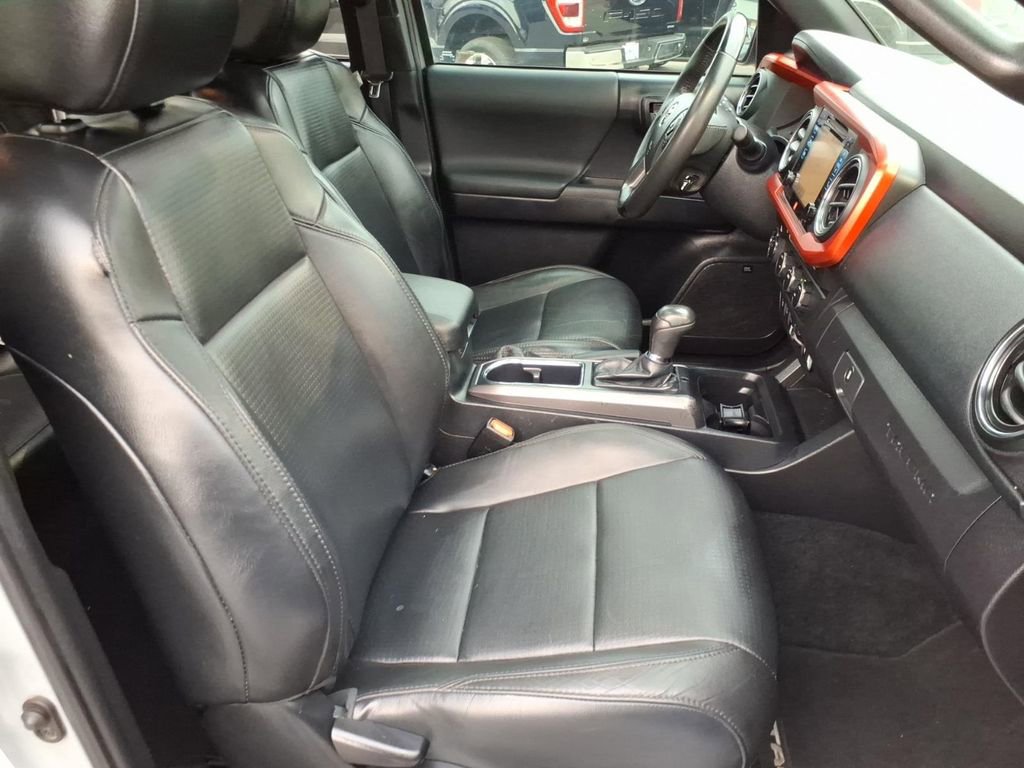 Used 2019 Toyota Tacoma TRD Off-Road w/ TRD Premium Off Road Package image 3