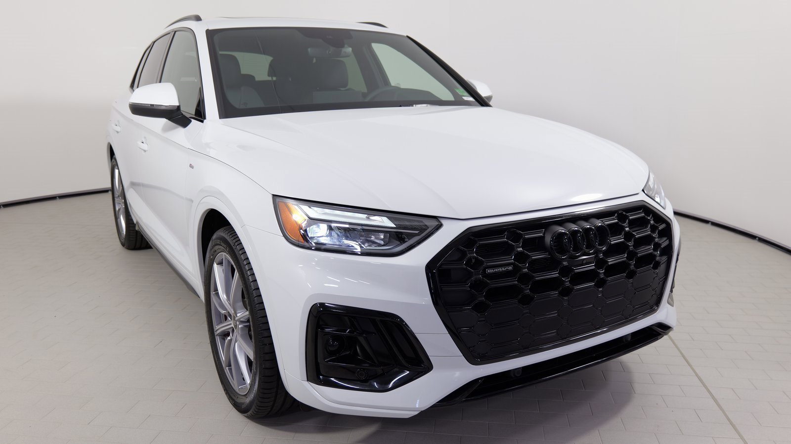 Used 2024 Audi Q5 e Premium Plus w/ Premium Plus Package image 19