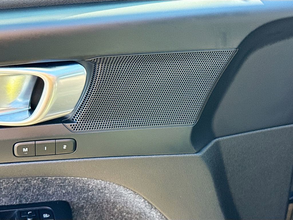 Used 2023 Volvo XC40 B5 Plus image 20