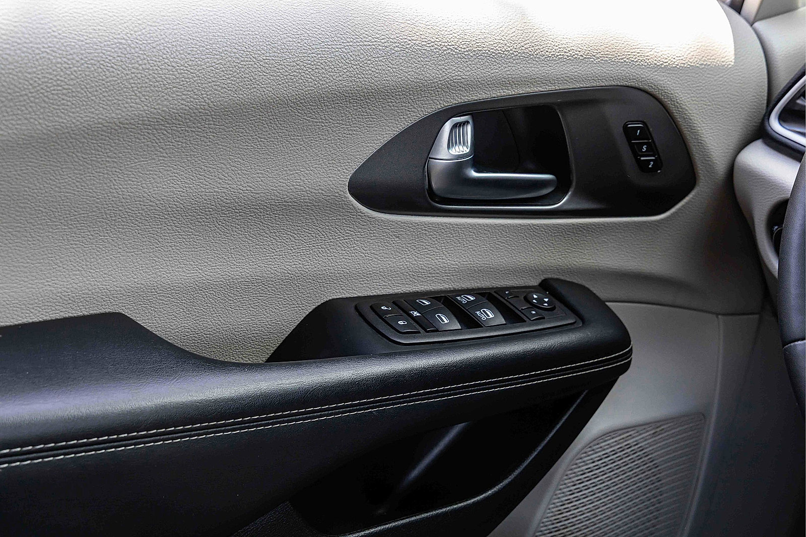 Used 2023 Chrysler Pacifica Touring-L FWD image 15