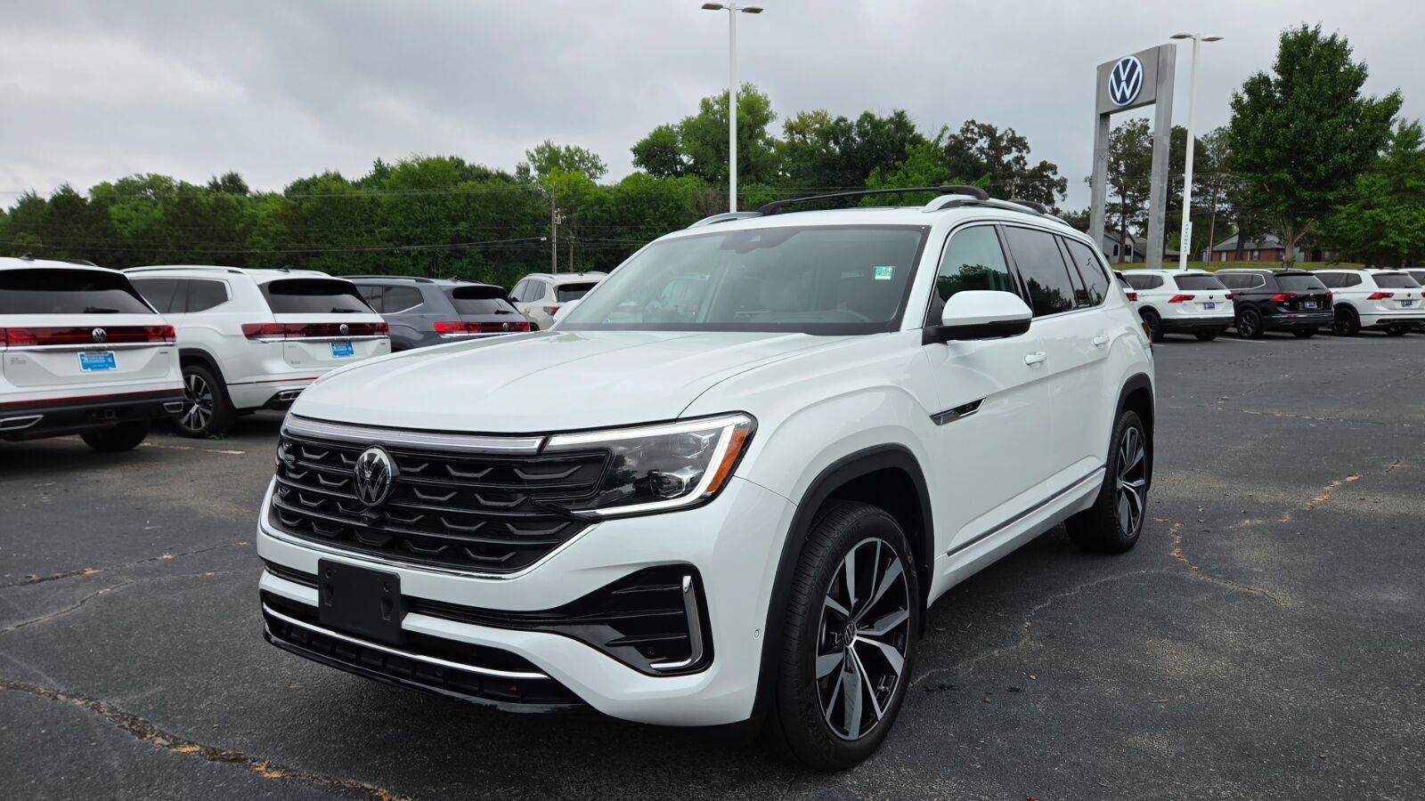 Used 2024 Volkswagen Atlas SEL Premium R-Line AWD/4WD image 10