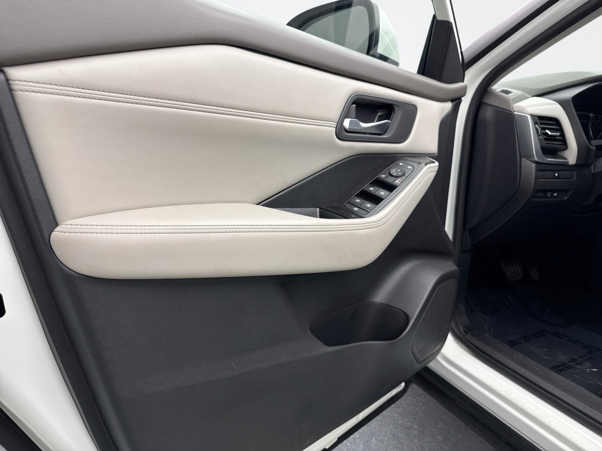 Used 2023 Nissan Rogue SV w/ SV Premium B Package image 9