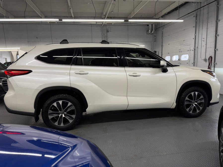 Used 2021 Toyota Highlander XLE AWD/4WD image 6