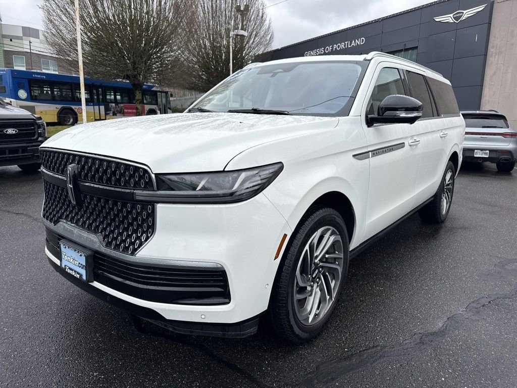 Used 2025 Lincoln Navigator L Reserve AWD/4WD image 3