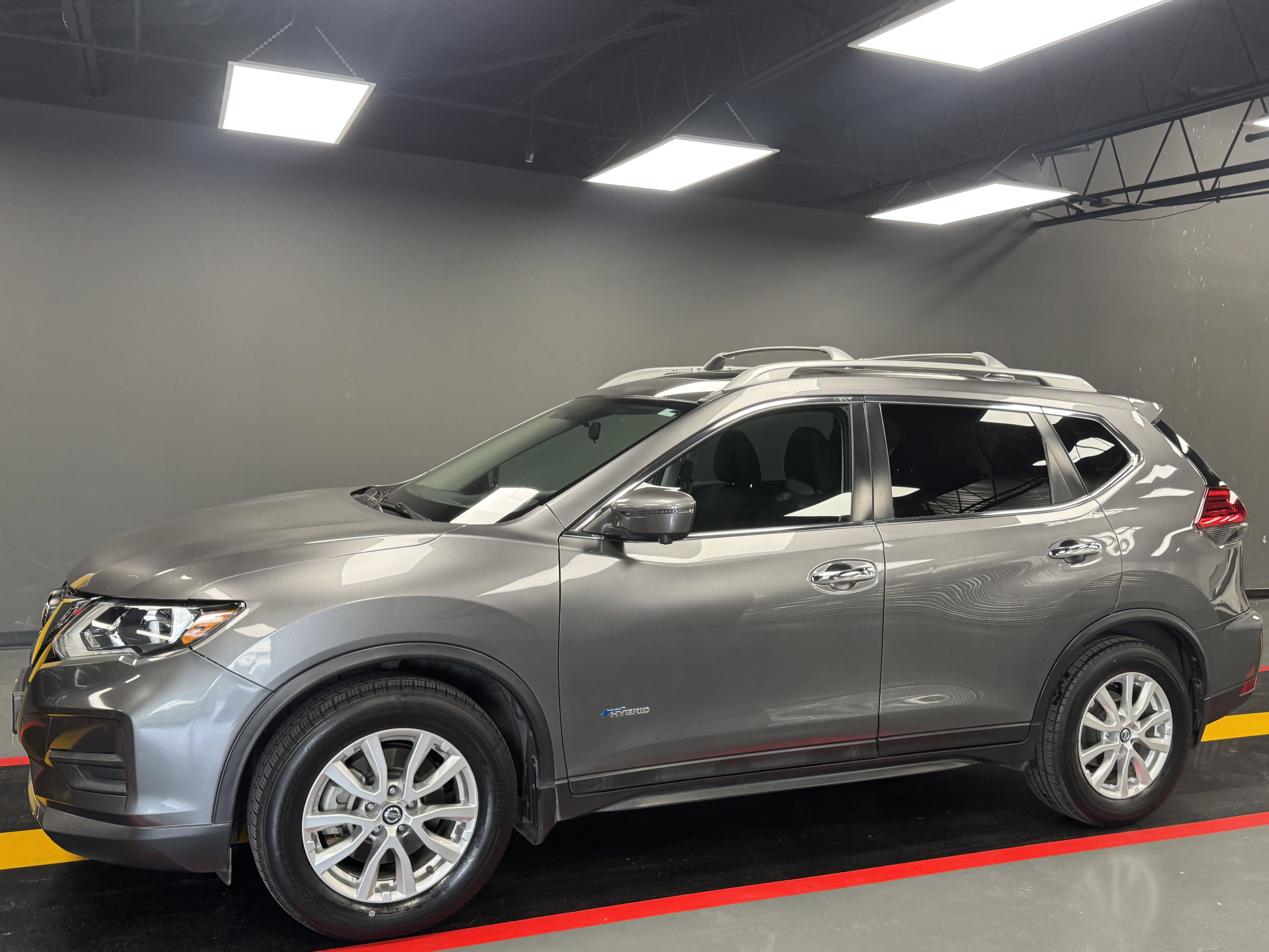 Used 2017 Nissan Rogue SV image 2