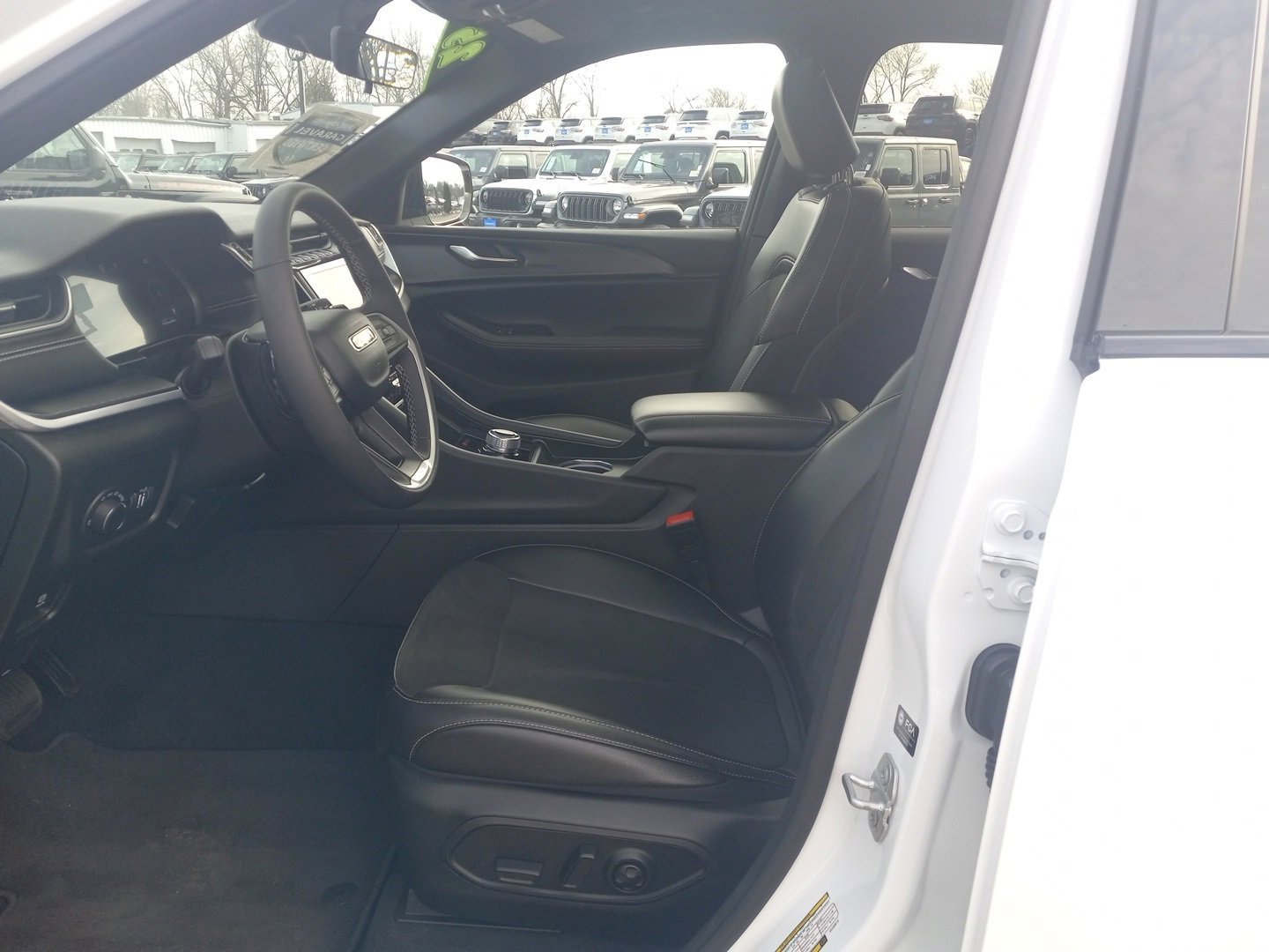 Used 2025 Jeep Grand Cherokee Altitude image 10