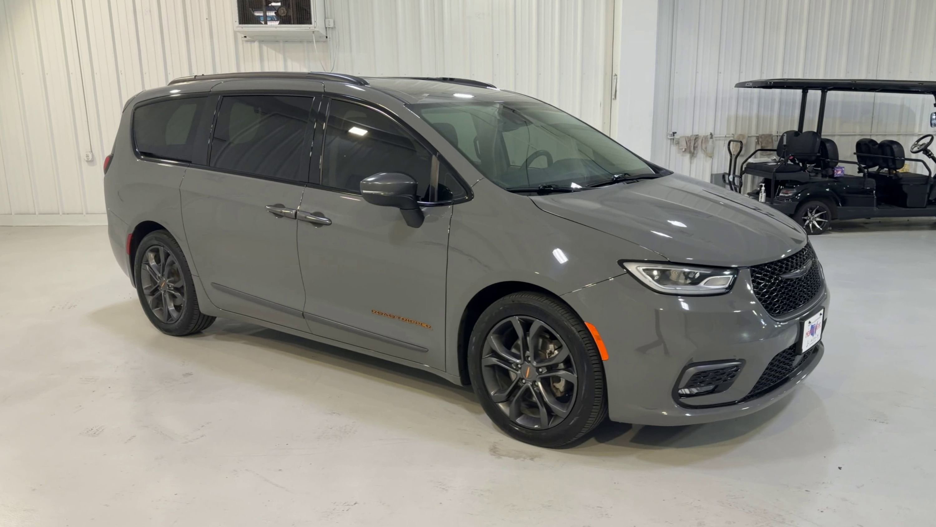 Used 2023 Chrysler Pacifica Touring-L w/ Road Tripper Package FWD image 3