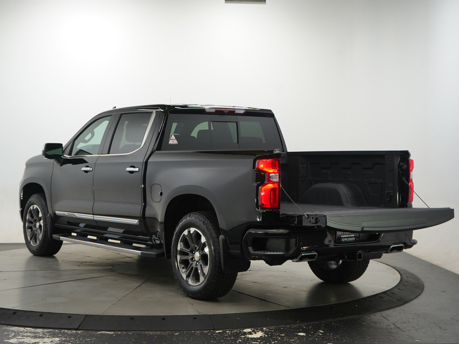 Used 2024 Chevrolet Silverado 1500 High Country image 9