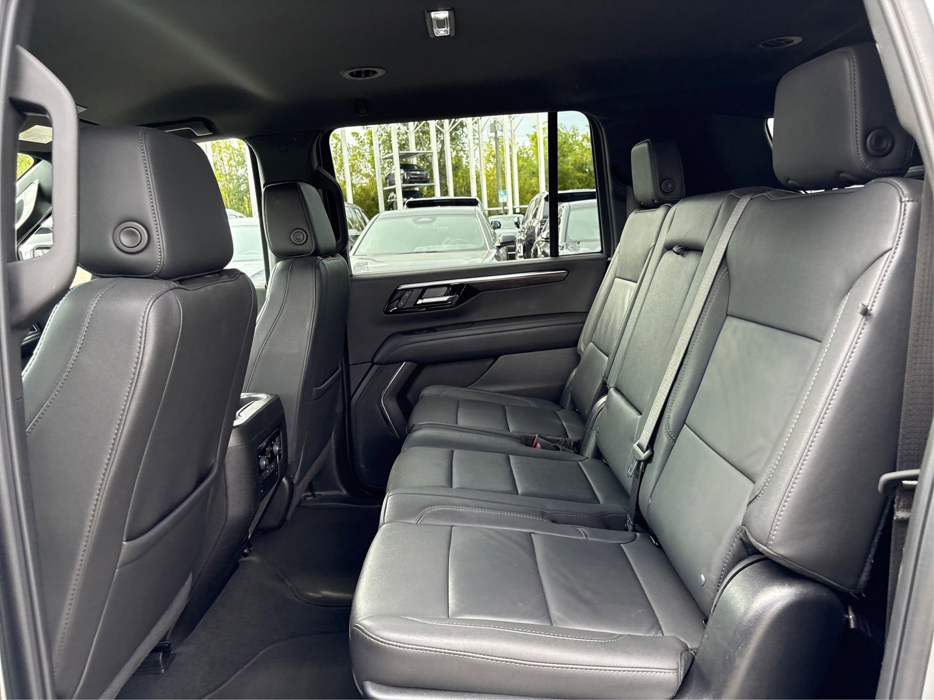Used 2025 Chevrolet Suburban Z71 AWD/4WD image 10