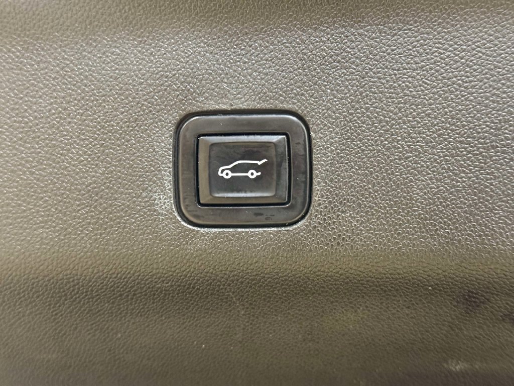 Used 2022 Chevrolet Suburban RST w/ Luxury Package RWD image 10