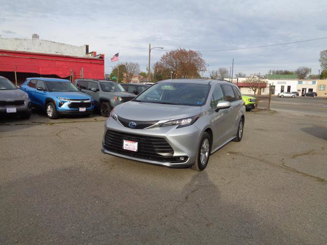 Used 2025 Toyota Sienna XLE w/ XLE Plus Package image 2