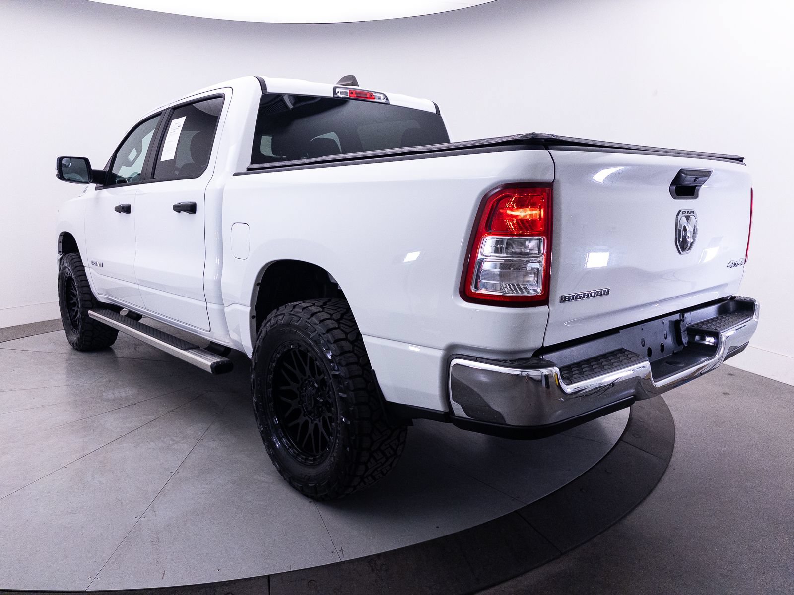 Used 2023 RAM 1500 4x4 Crew Cab image 17