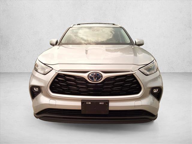 Used 2024 Toyota Highlander XLE FWD image 2