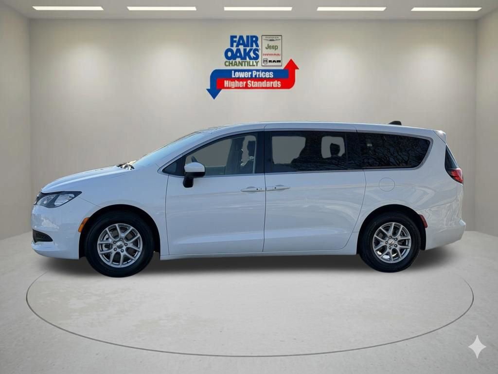 Used 2022 Chrysler Voyager LX image 12