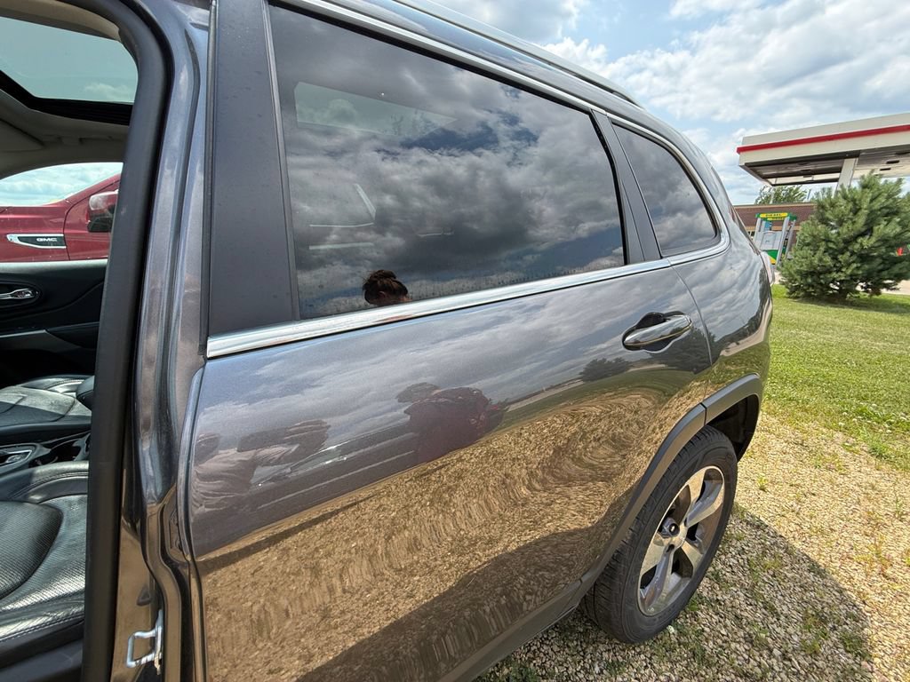 Used 2019 Jeep Cherokee Limited w/ Luxury Group AWD/4WD image 14