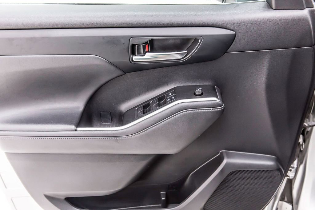 Used 2021 Toyota Highlander XLE image 24