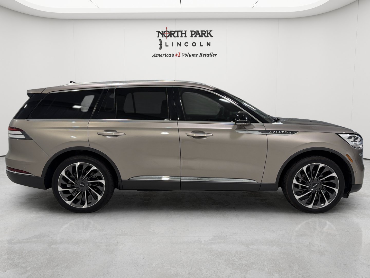 Used 2021 Lincoln Aviator Reserve w/ Equipment Group 202A AWD/4WD image 6