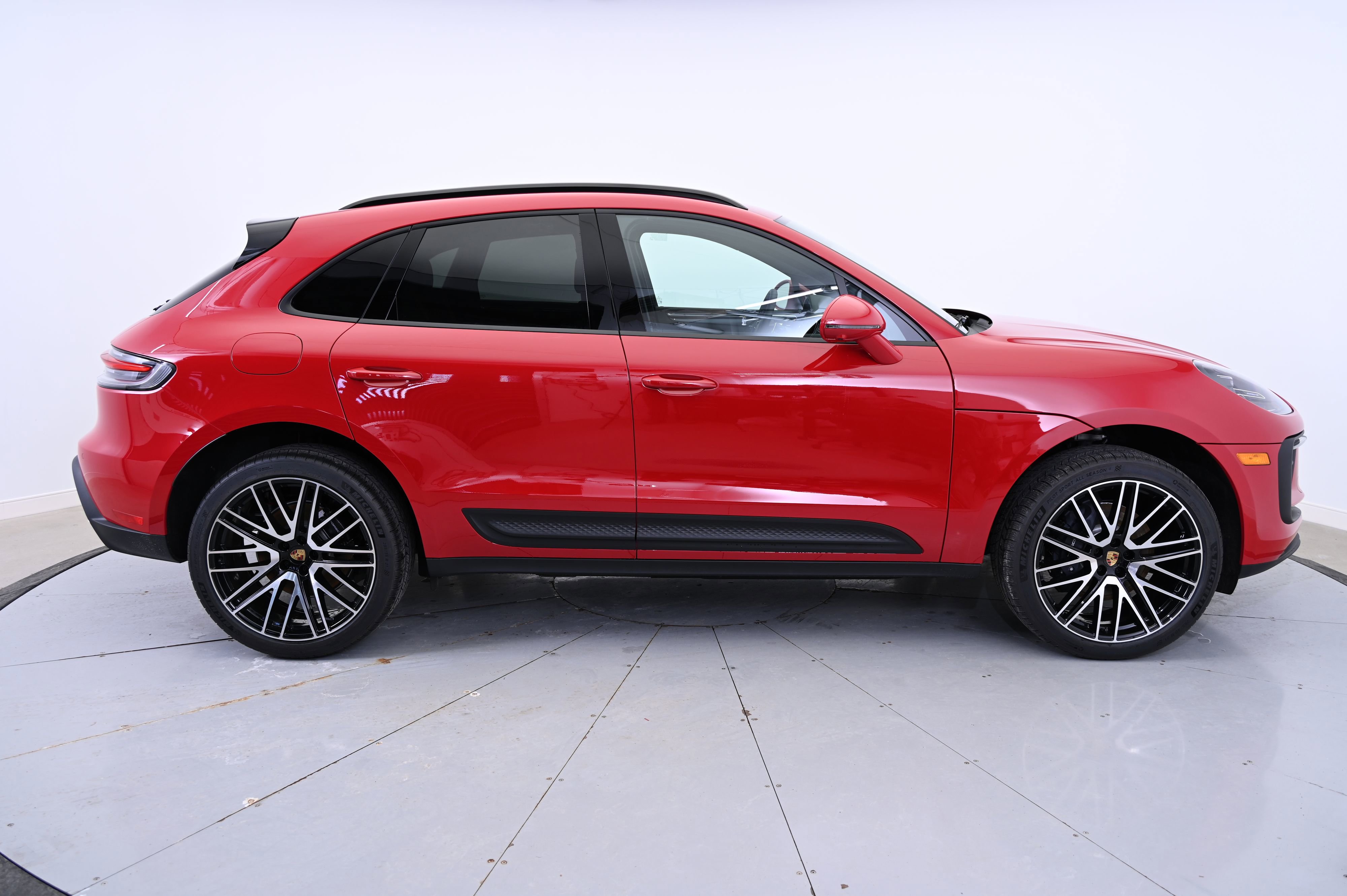 Used 2025 Porsche Macan image 8