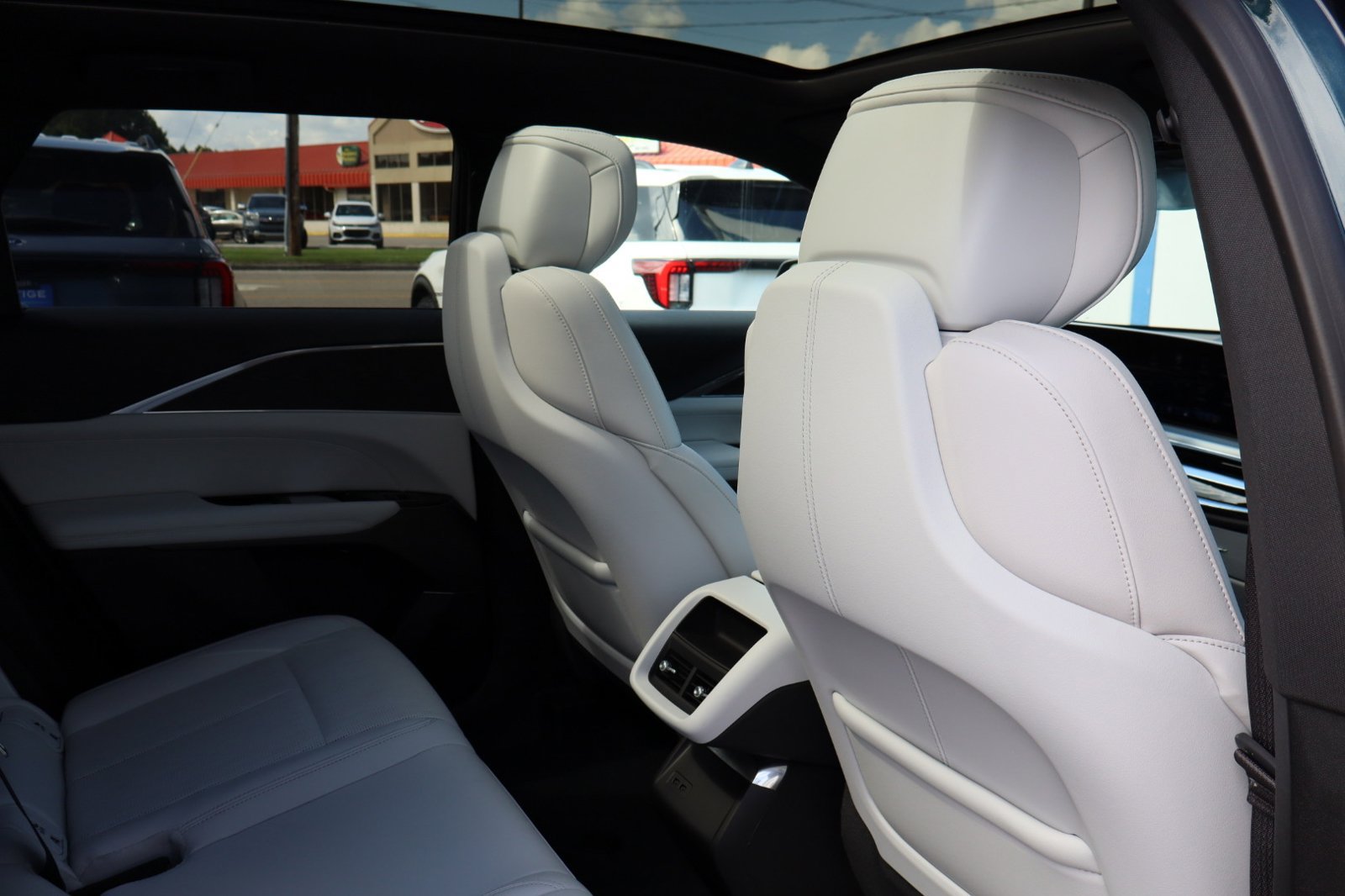 Used 2024 Cadillac Lyriq Luxury AWD/4WD image 43