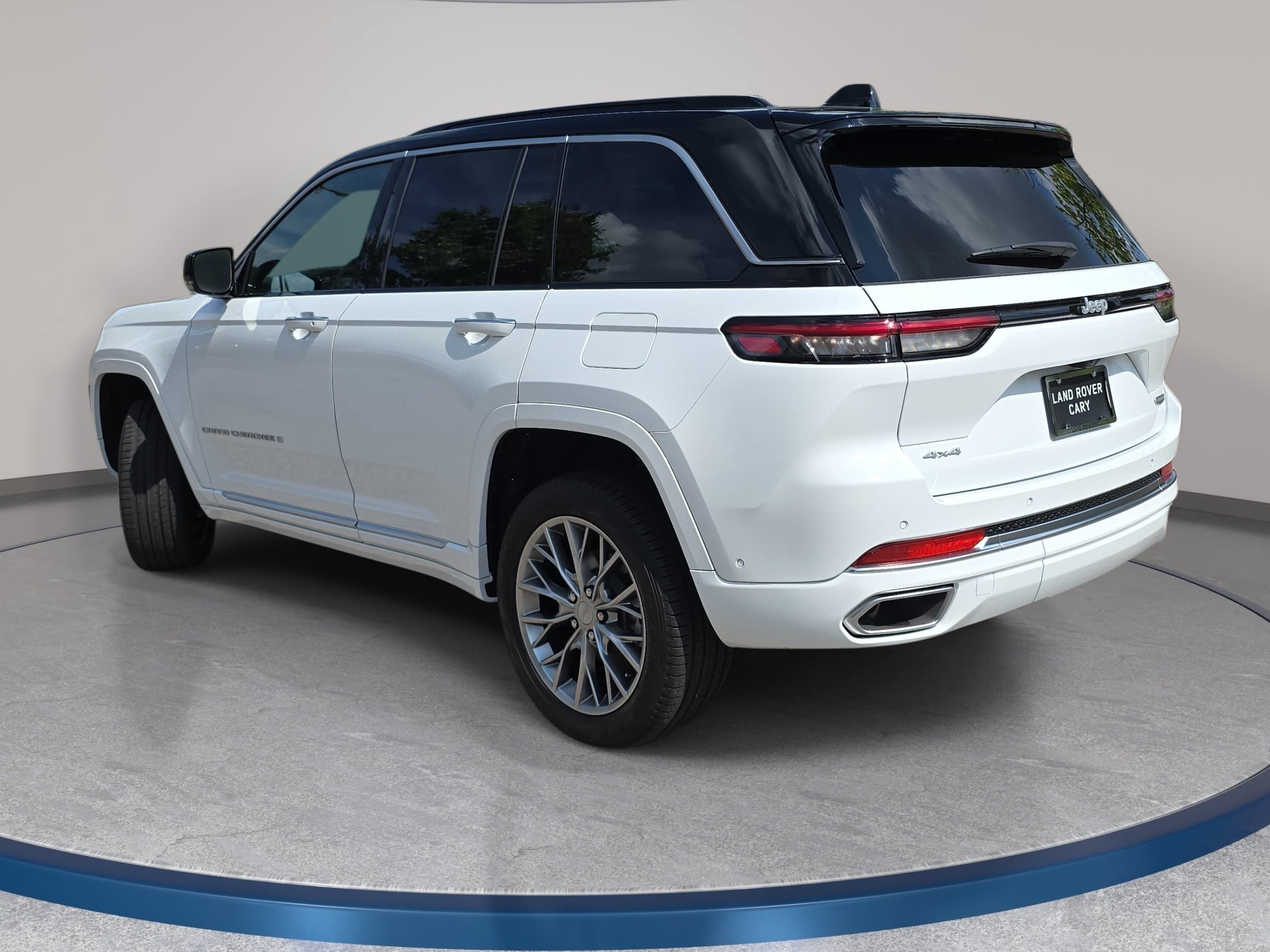 Used 2024 Jeep Grand Cherokee Summit AWD/4WD image 7