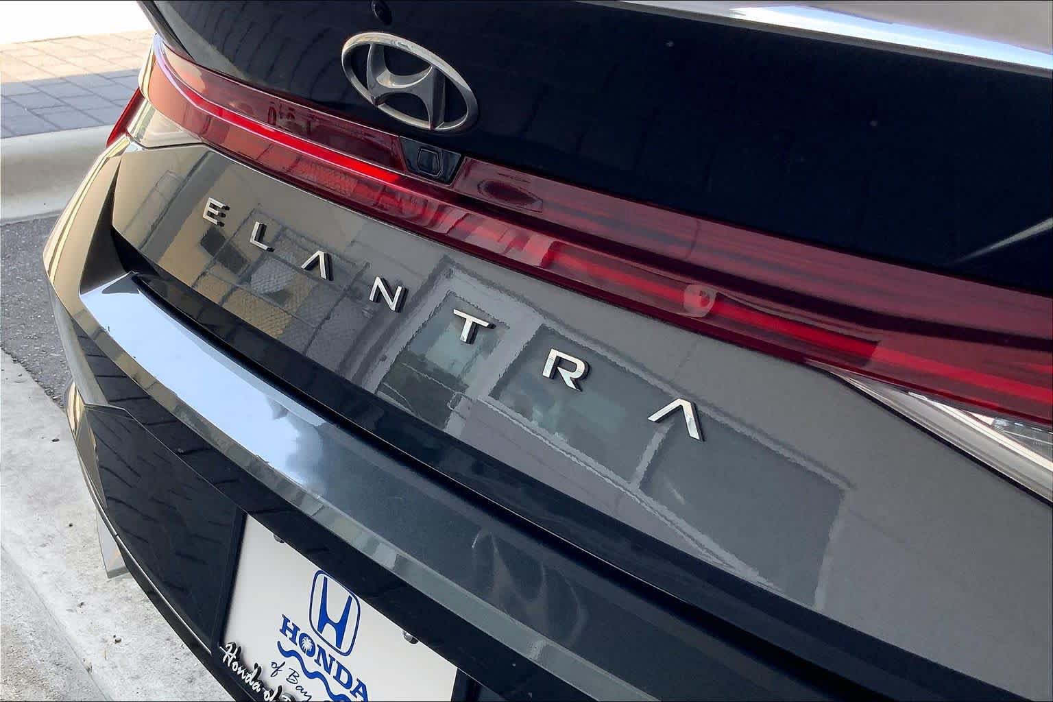 Used 2022 Hyundai Elantra SEL w/ Convenience + Premium Package FWD image 10