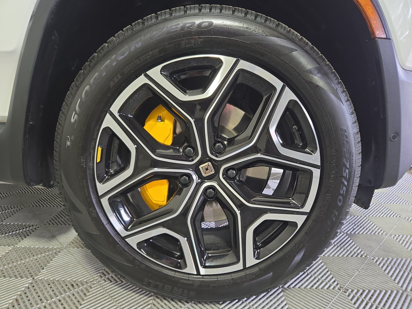 Used 2024 Rivian R1S Adventure AWD/4WD image 11