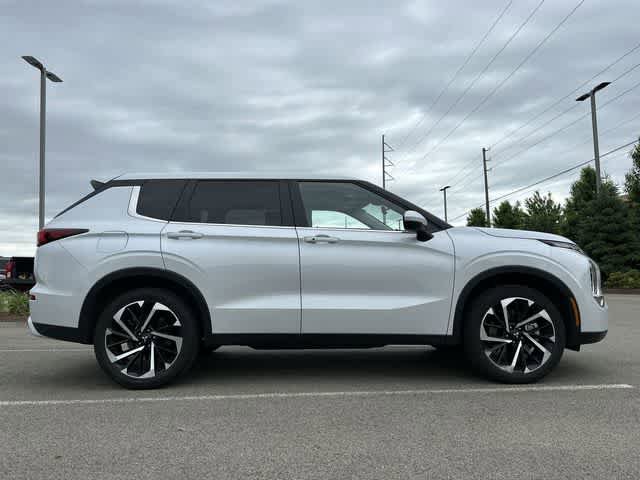 Used 2024 Mitsubishi Outlander SE AWD/4WD image 3