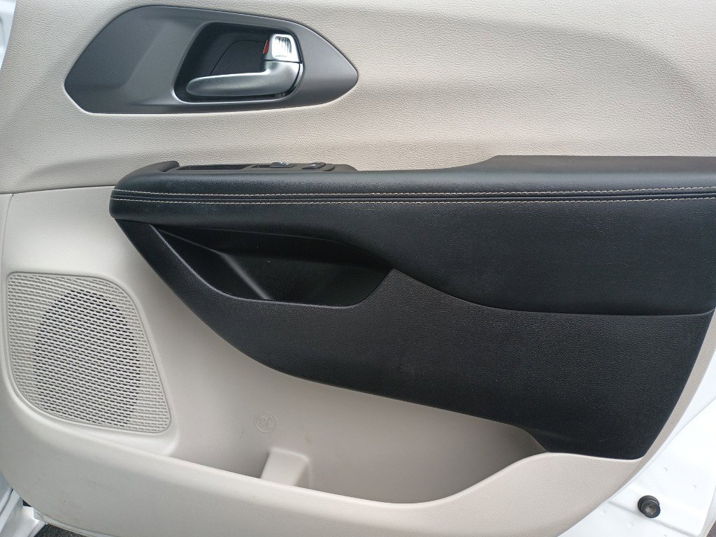 Used 2022 Chrysler Pacifica Touring-L w/ Uconnect Theater Family Group image 33