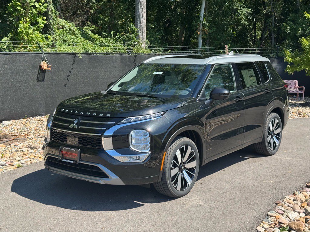 Used 2025 Mitsubishi Outlander AWD image 1