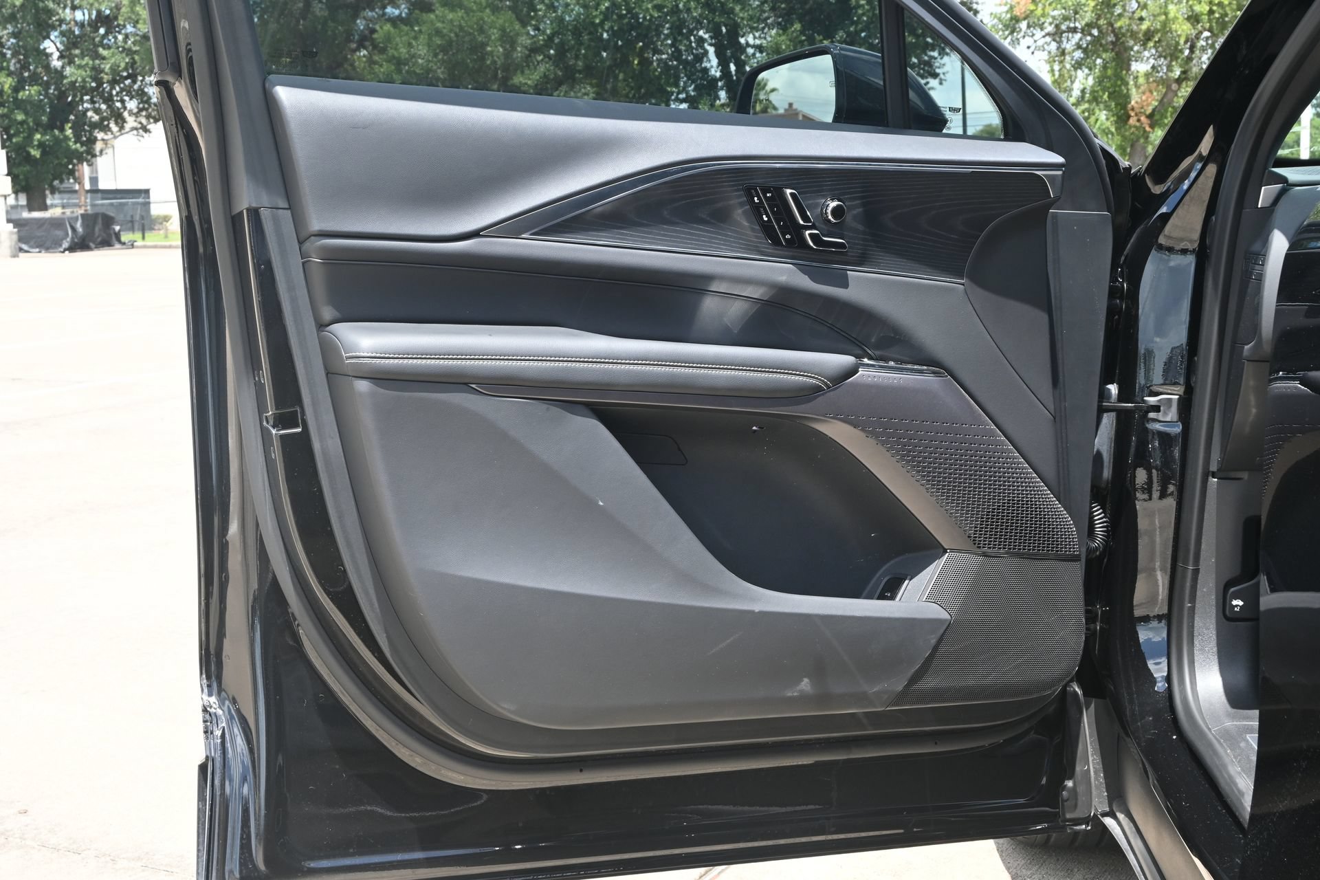 Used 2025 Cadillac Lyriq Luxury w/ LPO, Floor Liner Package AWD/4WD image 17