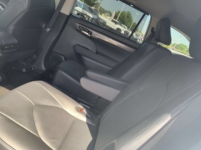 Used 2025 Toyota Highlander Limited AWD/4WD image 10