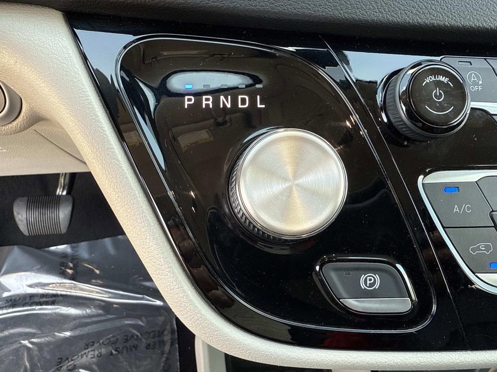 Used 2024 Chrysler Pacifica Touring-L image 32