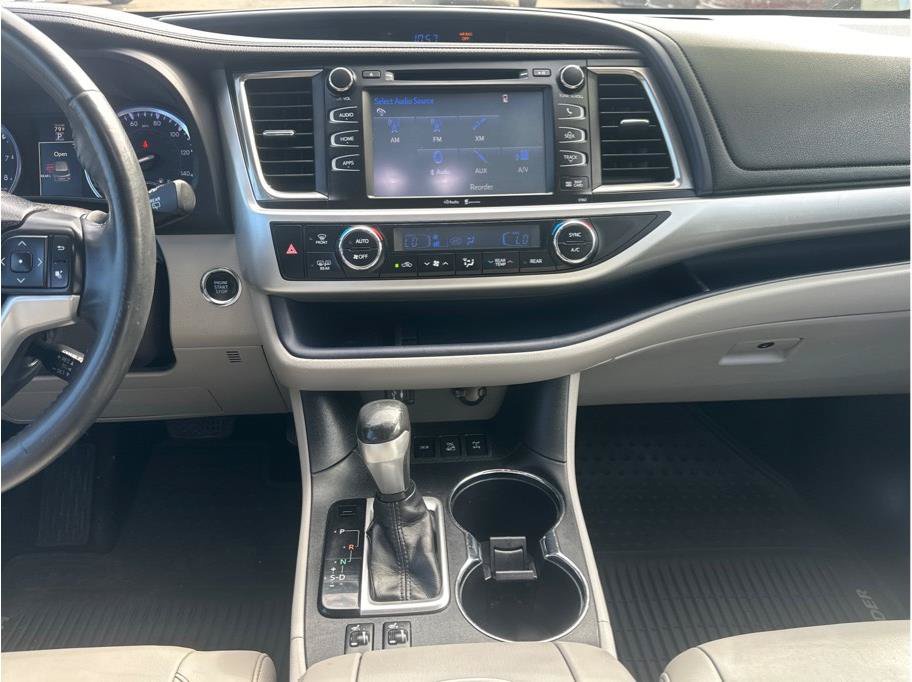 Used 2014 Toyota Highlander XLE AWD/4WD image 16