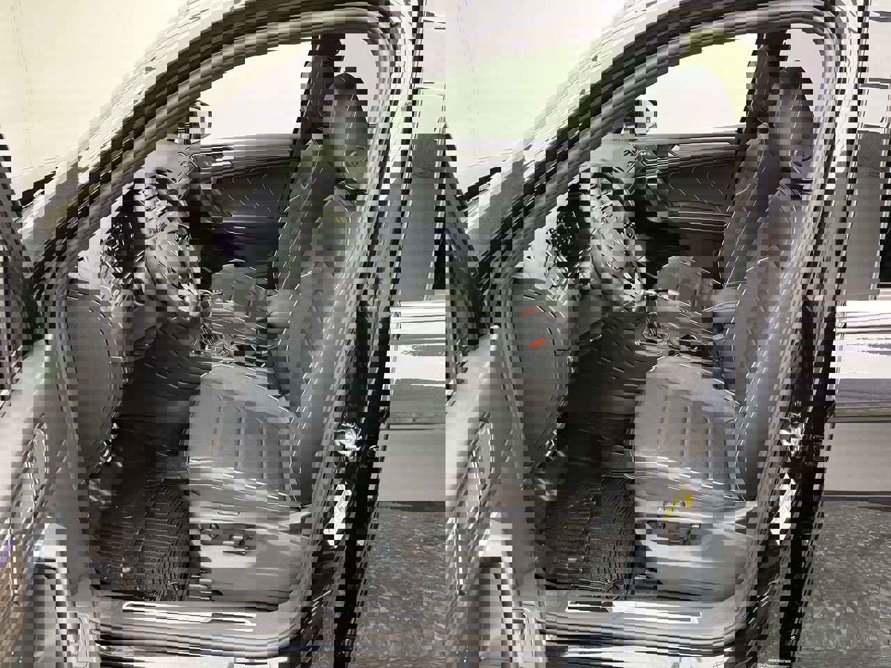 Used 2022 Volkswagen Tiguan SEL R-Line AWD/4WD image 3