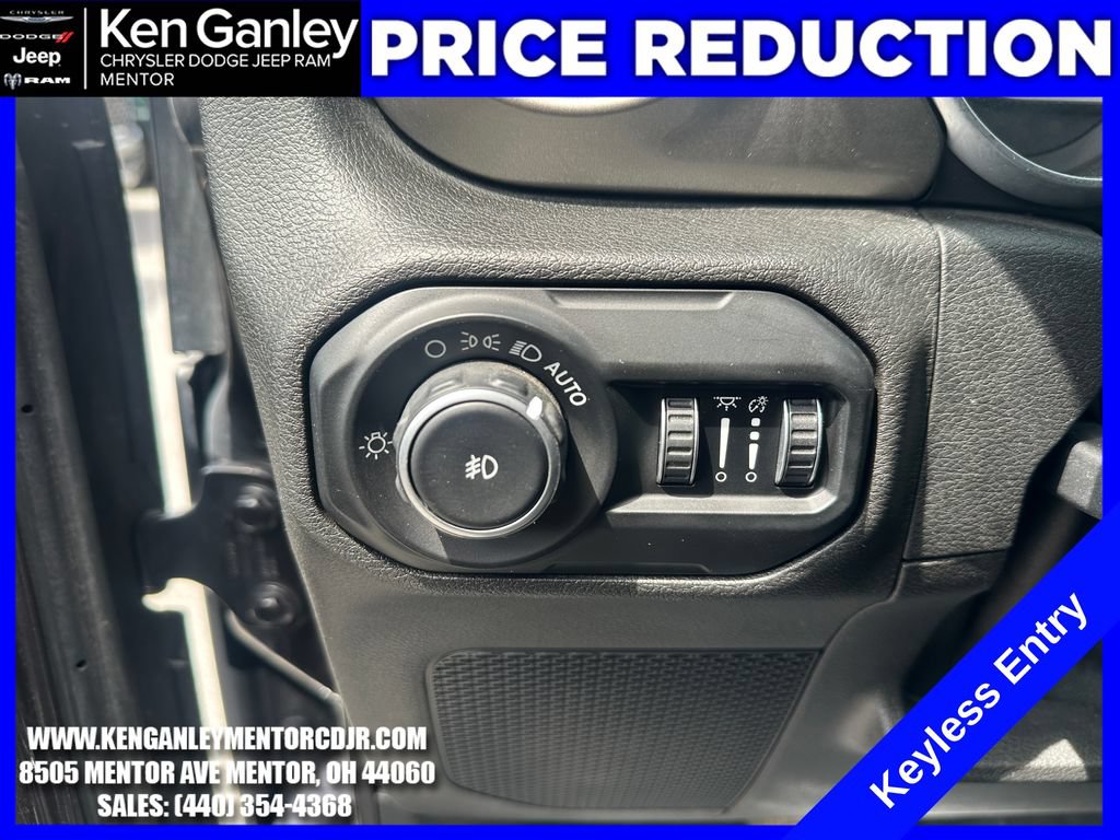 Used 2018 Jeep Wrangler Unlimited Sahara w/ Uconnect 4C Nav & Sound Group AWD/4WD image 12