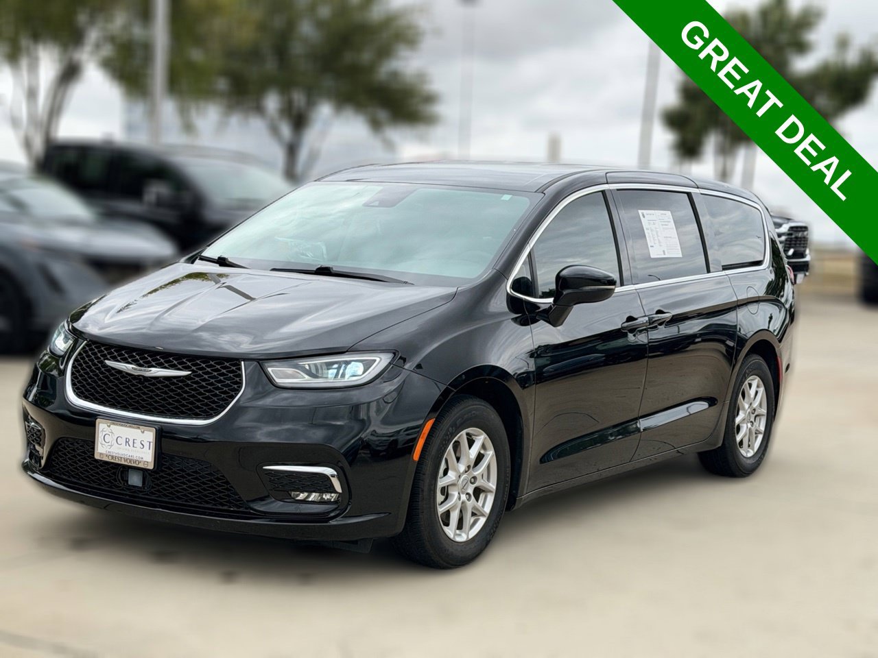 Used 2024 Chrysler Pacifica Touring-L FWD image 2