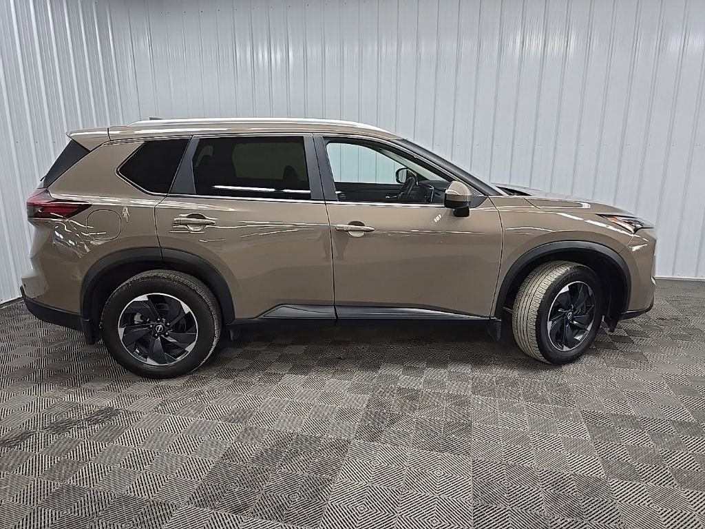 Used 2025 Nissan Rogue SV w/ SV Premium Package image 2
