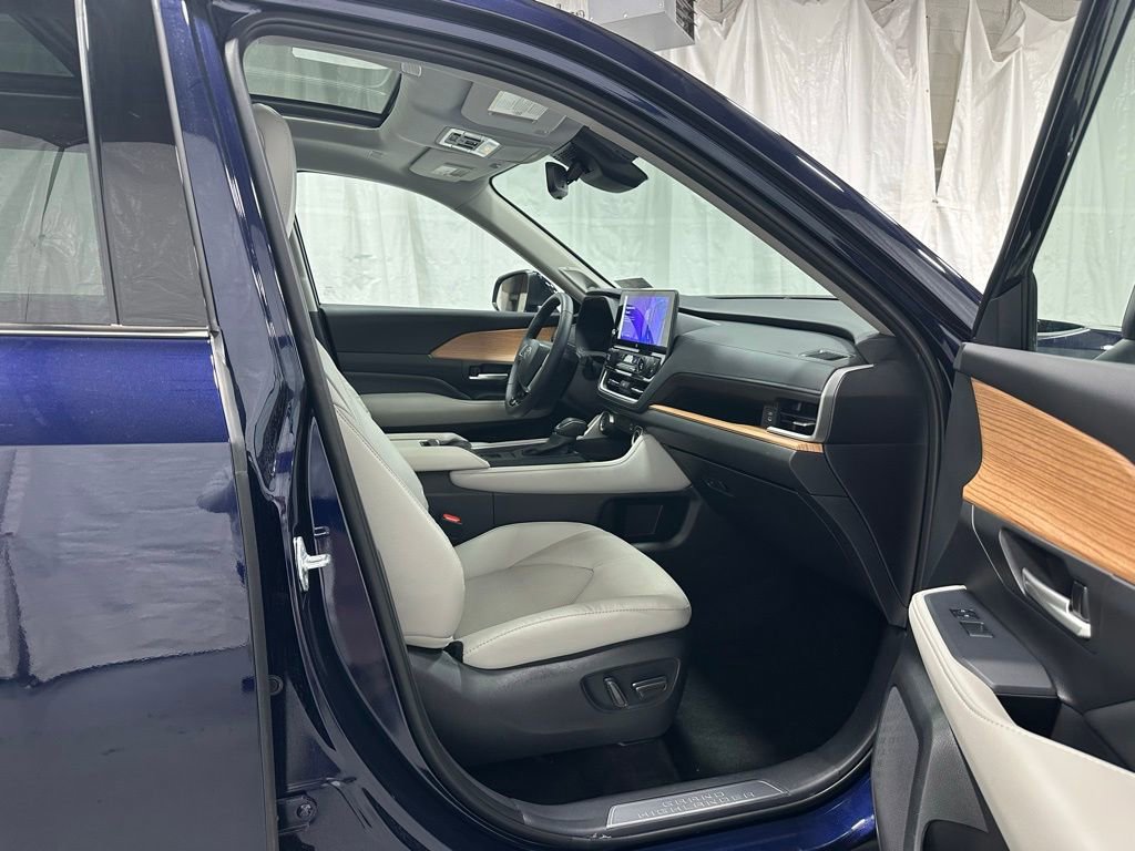 Used 2025 Toyota Grand Highlander AWD image 60